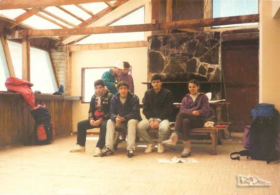 Com nossos conhecidos suiços, tentando recuperar as forças dentro do refúgio no alto do monte Chacaltaya, perto de La Paz, na Bolívia. Eles iriam esquiar por lá nos próximos dias  (viagem de Julho de 1990)